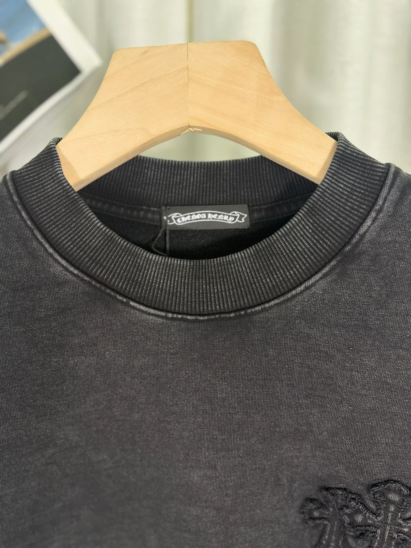 P270 top version, real shot without P, ​​different from market currency) 𝗖𝗵𝗿𝗼𝗺𝗲 𝗛𝗲𝗮𝗿𝘁𝘀/Cro Heart 2025 washed patch embroidery autumn and winter new original single counter American laser burnt 3D three-dimensional color embroidered couple casual sweatshirt 👑The highest version! Customized fabric 430g tripe terry fabric! American acid-washed and distressed original fabric laser burnt ✟appliqué embroidery and exquisite embroidery of letters! The best-selling model in the counter, very comfortable to wear. Accessories: original molded and authenticated collar label➕100% silk wash label. Genuine purchase-grade original hangtag➕matching hanging rope➕3D hanging beads➕original packaging bag. Craftsmanship: The original version has consistent wiring! The highest version of the armhole matching technique! Color: Pink Black Size: S M L XL Style No.: 9310